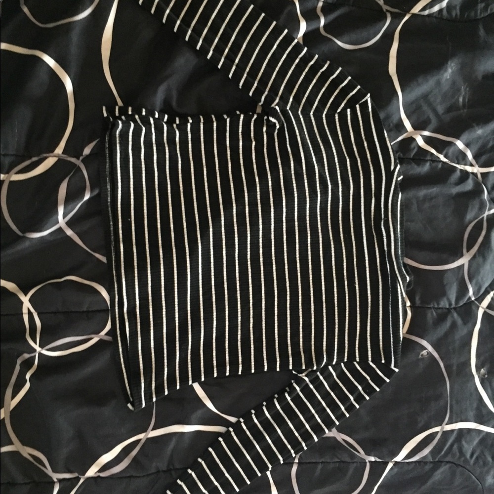 Black & white cropped turtle neck